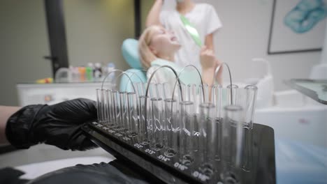 aparatos ortopédicos de cerámica para la instalación de construcciones en los dientes en envases de plástico.
