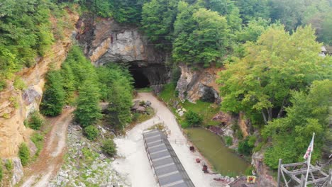 video de drones de 4k de la mina de piedras preciosas en emerald village cerca de little switzerland, nc el día de verano