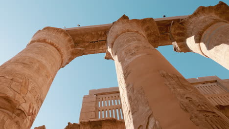 Massive-Säulen-Der-Säulenhalle-Im-Karnak-Tempel