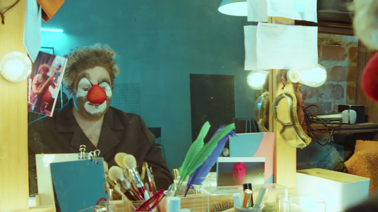 드레싱 에서 거울 앞에서 얼굴을 만드는 조롱거리