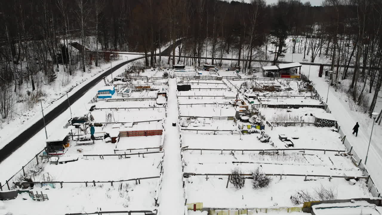 겨울 동안 신선한 하얀 눈으로 덮인 시골 농촌 마을의 공중 전망