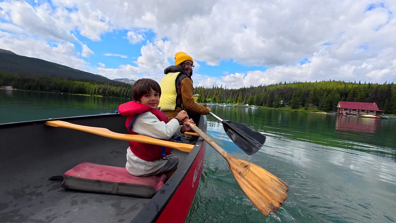 Kind, das auf einem See Kanu fährt