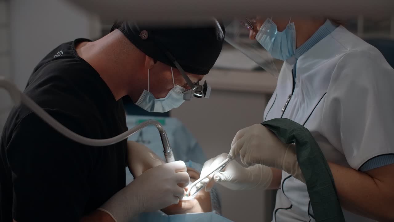 dentista que realiza un procedimiento dental