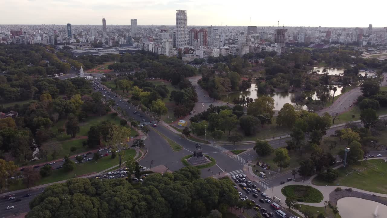 área de los lagos de palermo y paisaje urbano de buenos aires en el fondo, argentina