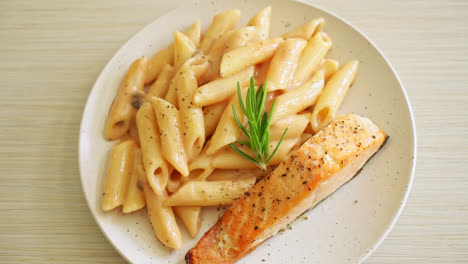 gegrilltes lachsfilet mit penne-tomaten-sahnesauce