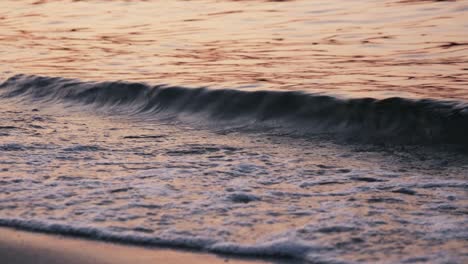 Meereswellen-Bei-Sonnenuntergang-Am-Strand,-Nahaufnahme