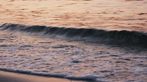olas del mar durante la puesta de sol en la playa, cerrar