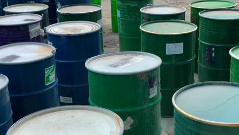 Ölfass-Und-Abfallbehälter-Im-Versandindustriedepot-In-Kanada