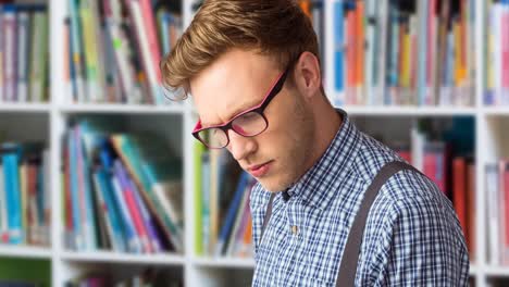 animación de un hombre caucásico leyendo un libro sobre la biblioteca