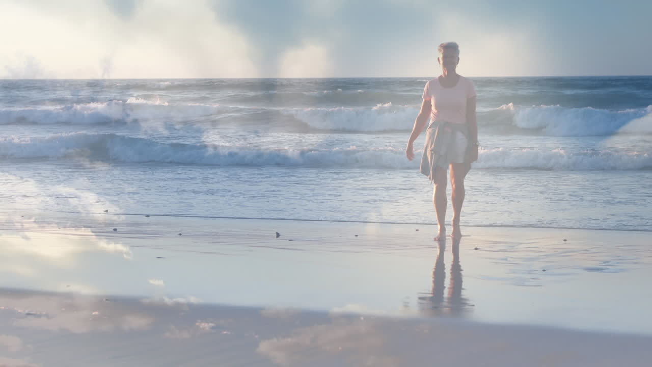 animación de luz brillante sobre una mujer mayor feliz en la orilla del mar