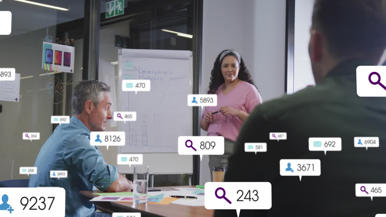 Presenter menunjuk grafik yang menyebabkan gelembung metrik memenuhi ruangan dan di atas tim, menampilkan data bisnis.