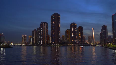 Paisaje-Al-Atardecer-En-Edificios-Residenciales-De-Gran-Altura-En-Tokio-Junto-Al-Río