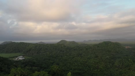 Selva-Puesta-De-Sol-Montaña-Casa-Tiro-Aéreo-4k