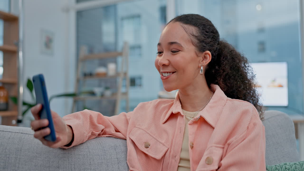 mujer, teléfono y onda en videollamada en casa