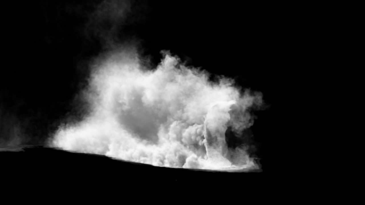 검은색 배경에 연기가 있는 불타는 바