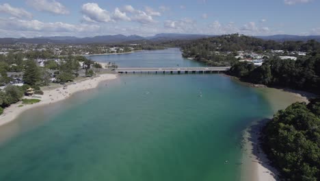 Verkehr-Auf-Der-Straßenbrücke-über-Den-Tallebudgera-Creek-Herein