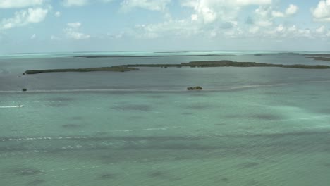 Luftvideo-Auf-Dem-Weg-Zu-Einer-Kleinen-Inselgruppe-Vor-Der-Küste-Der-Florida-Keys