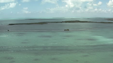video aereo rumbo a un pequeño grupo de islas frente a la costa de los cayos de florida