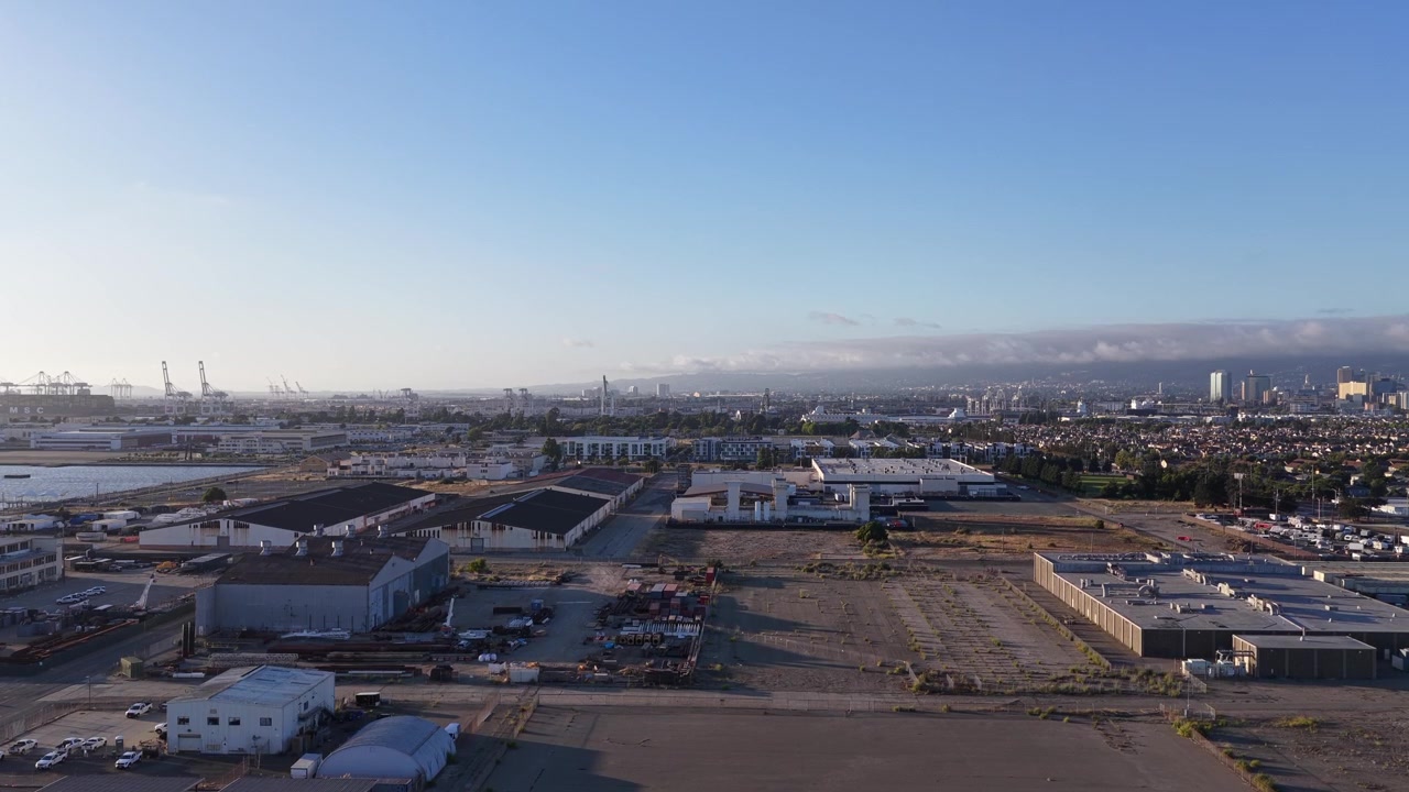 Magazzini industriali e strutture commerciali a West Alameda, California, durante il giorno. Ampia ripresa con drone