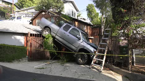 accidente de camión contra casa en la ladera