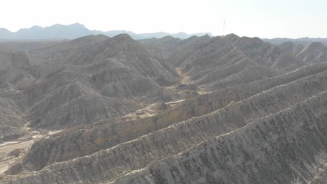 在hingol國家公園的戲劇性地質岩層的空中圖像