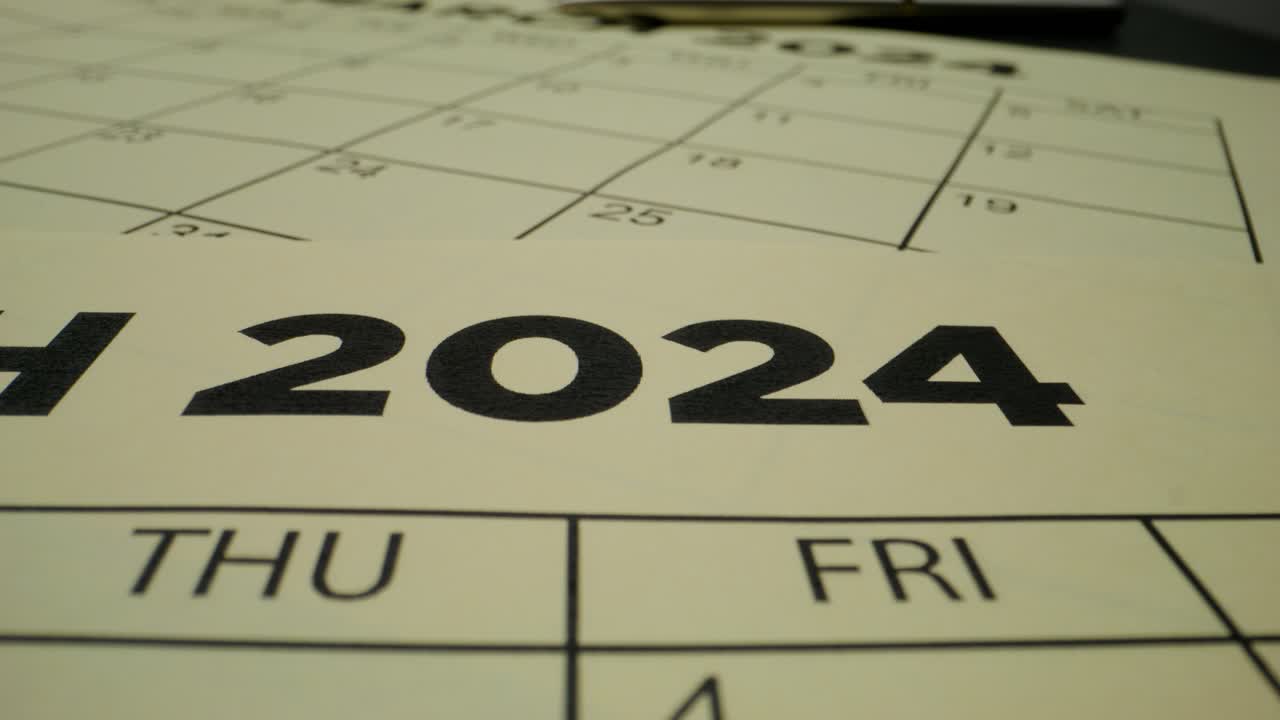 primer plano de un calendario para 2024
