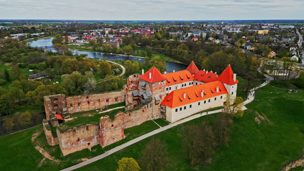 Widok z lotu ptaka na zamek Deutschordensburg w Bausce na Łotwie, malowniczy krajobraz