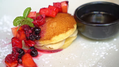 panqueque con fresa fresca y arce