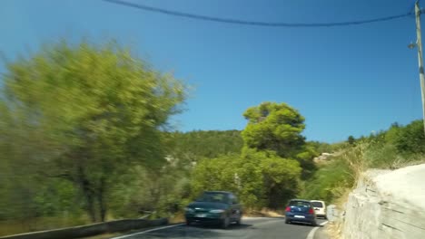 no hay gente - coches circulando por una pequeña carretera en la isla mediterránea - hiperlapso
