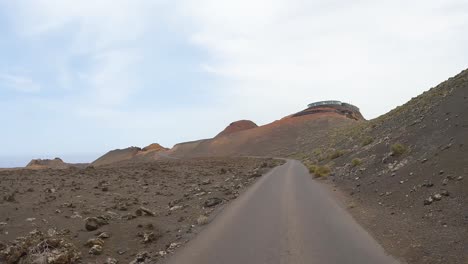 Timanfaya,-Imágenes-Desde-La-Carretera,-Visita-Turística-Al-Parque-Natural-Volcánico-De-Lanzarote-Desde-El-Autobús