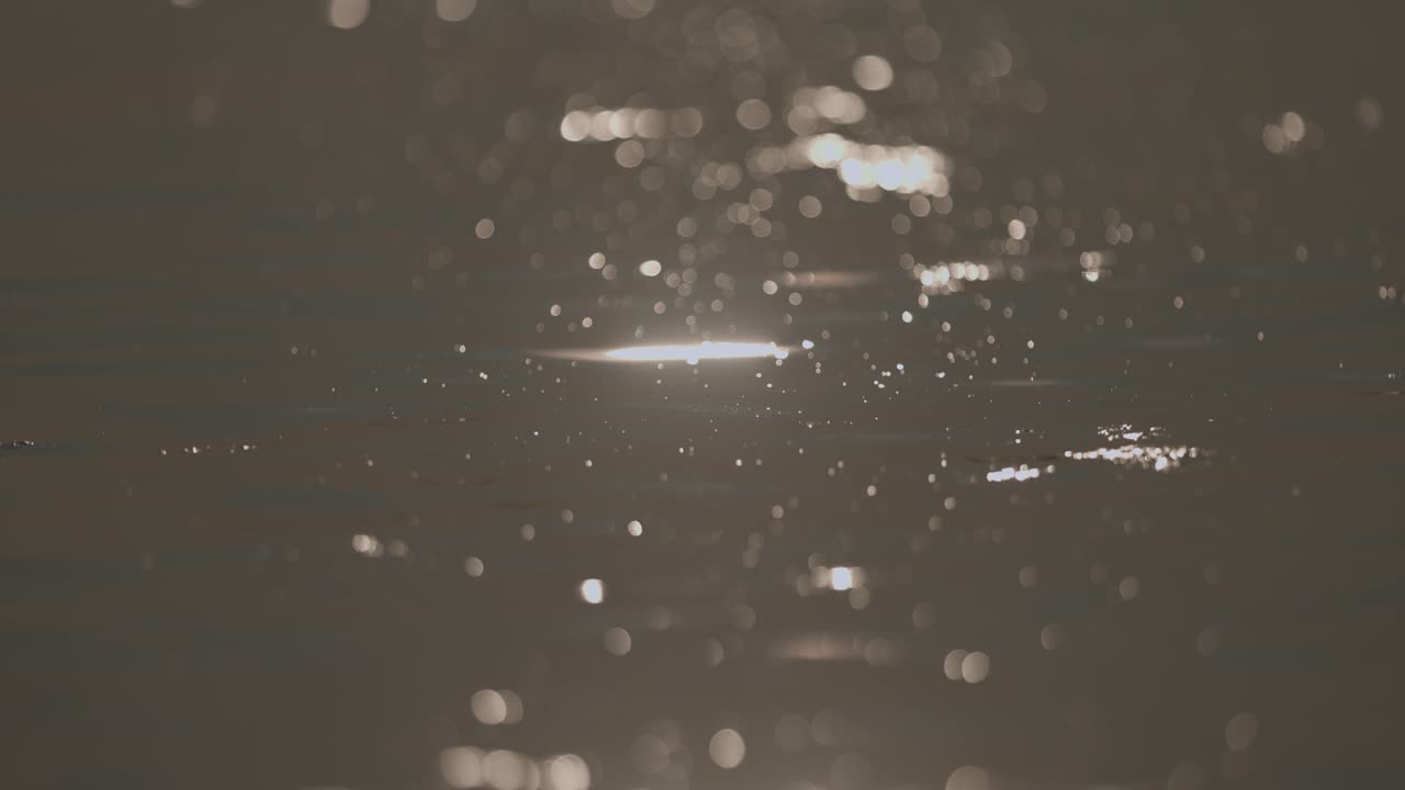 물에 햇빛 반사