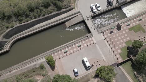 el emisario del río ash es donde el agua de la tubería de la represa hidroeléctrica sale a la superficie