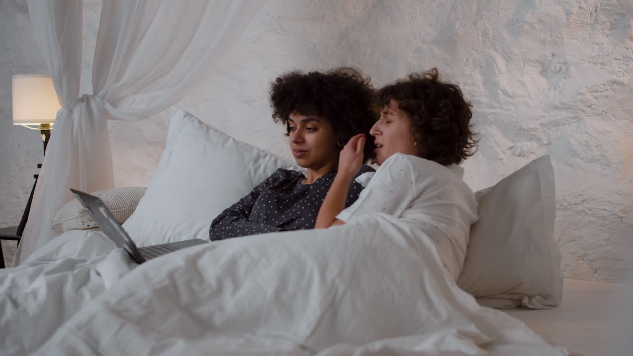 이 노트북에서 영화를 보고 있다