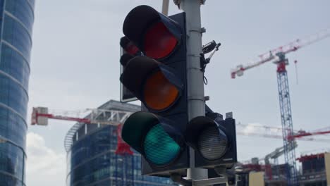 Traffic-light-changing-from-red-into-green