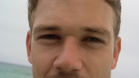 primer plano de un hombre de negocios caucásico de pie en la playa 4k