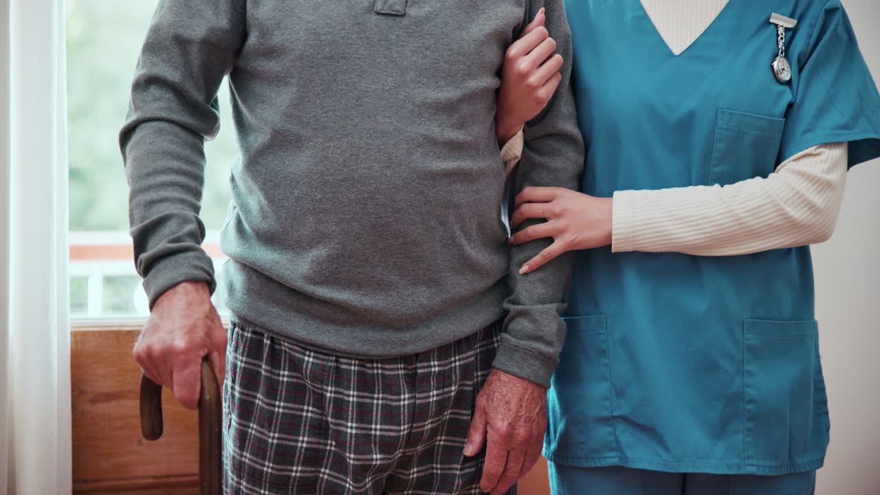 anciano, manos o enfermera con bastón de caminar