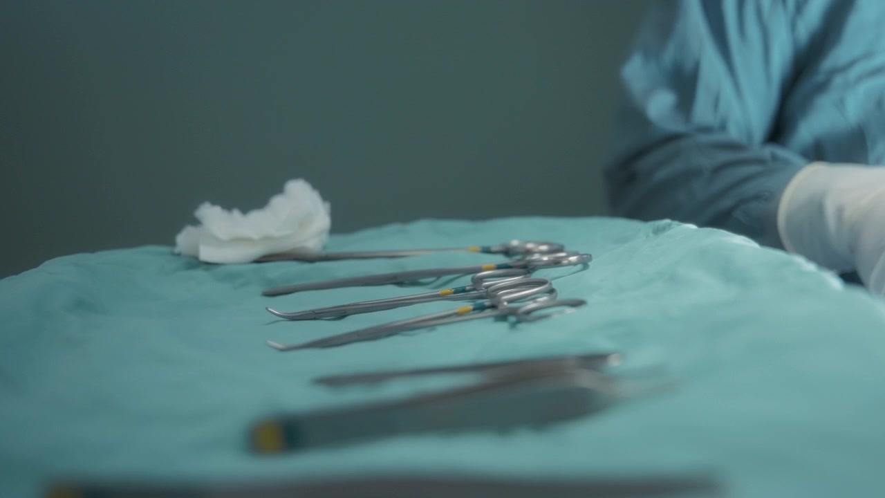 Un medico che usa strumenti chirurgici