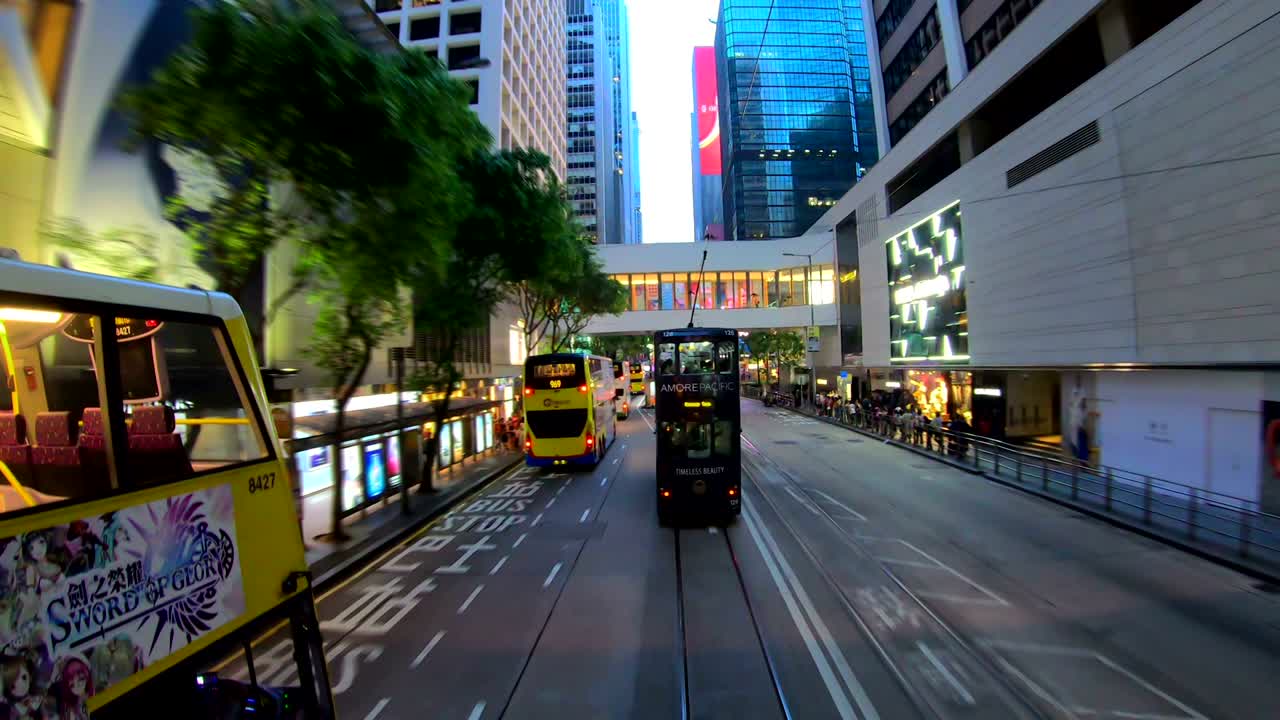 트램 도로 에서 볼 수 있는 홍콩 도시 의 비는 거리 들