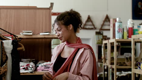 mujer afroamericana en una tienda