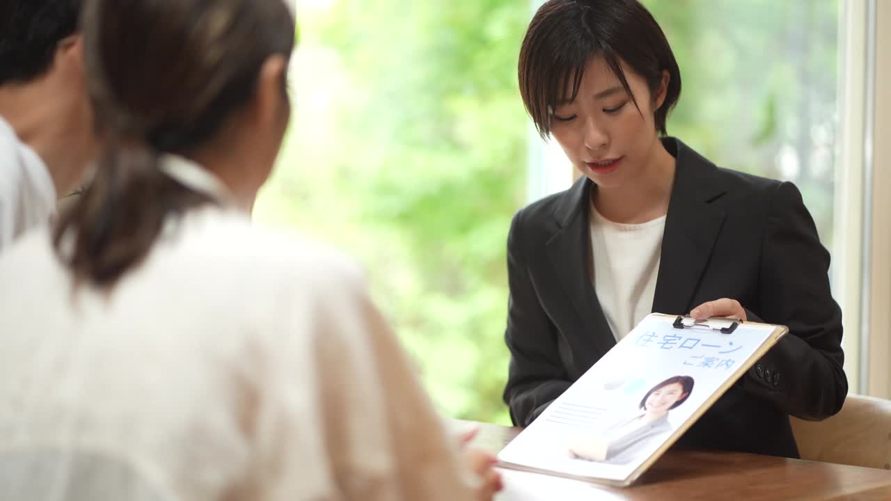 주택담보대출 정보를 제공하는 여성 직원