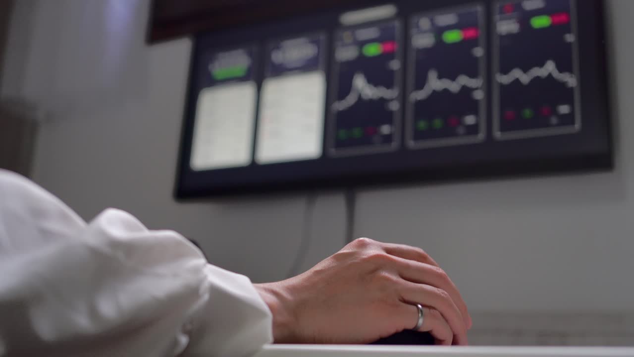 comerciante anónima analizando las estadísticas del mercado de criptomonedas