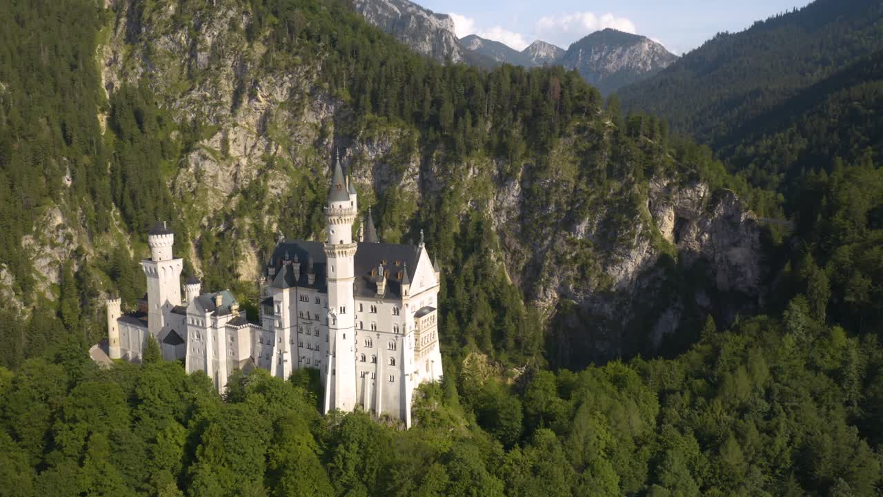 increíble y pintoresco castillo de neuschwanstein en el estado bávaro de alemania, cerca de munich