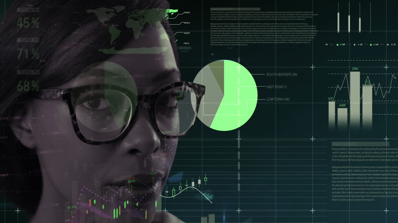 video del procesamiento de datos financieros sobre una mujer de negocios biracial