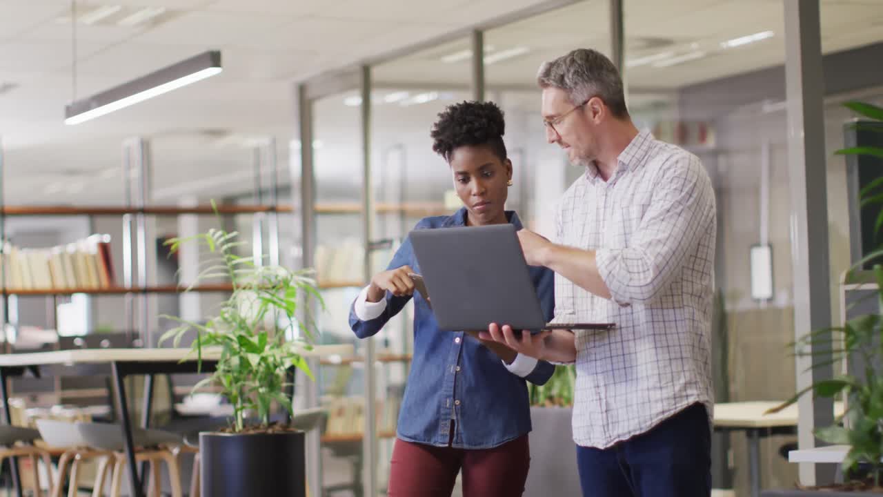 video de un hombre de negocios y una mujer de negocios hablando sobre el proyecto