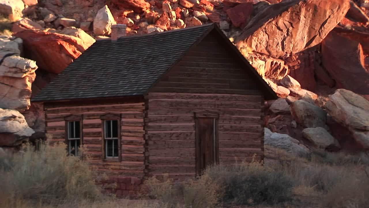 panorámica lenta de una escuela histórica de un salón de troncos en el parque nacional capital arrecife