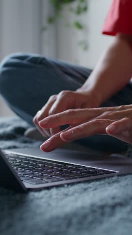 mujer trabajando en una computadora portátil en casa
