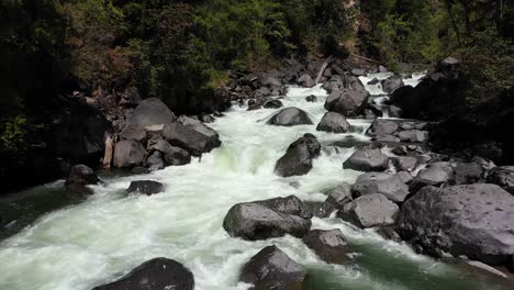 Vista-Aérea-De-La-Avenida-De-Rocas-Gigantes-Sección-De-Agua-En-El-Río-Rogue-Superior-En-El-Sur-De-Oregon