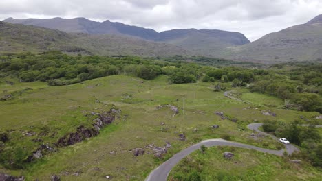 Carretera-Con-Curvas-Que-Serpentea-A-Través-Del-Accidentado-Paisaje-Rural-Irlandés,-Una-Vista-Aérea