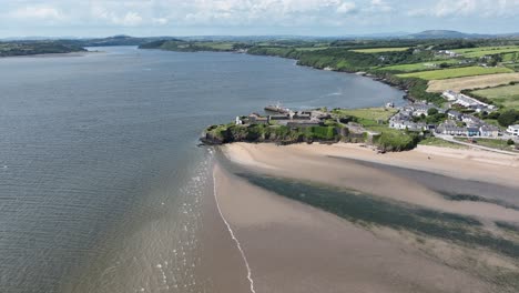 Drohne-Fliegt-über-Duncannon-Beach-über-Die-Festung-Und-Weiter-In-Die-Waterford-Mündung,-Wexford,-Irland,-Sommertag