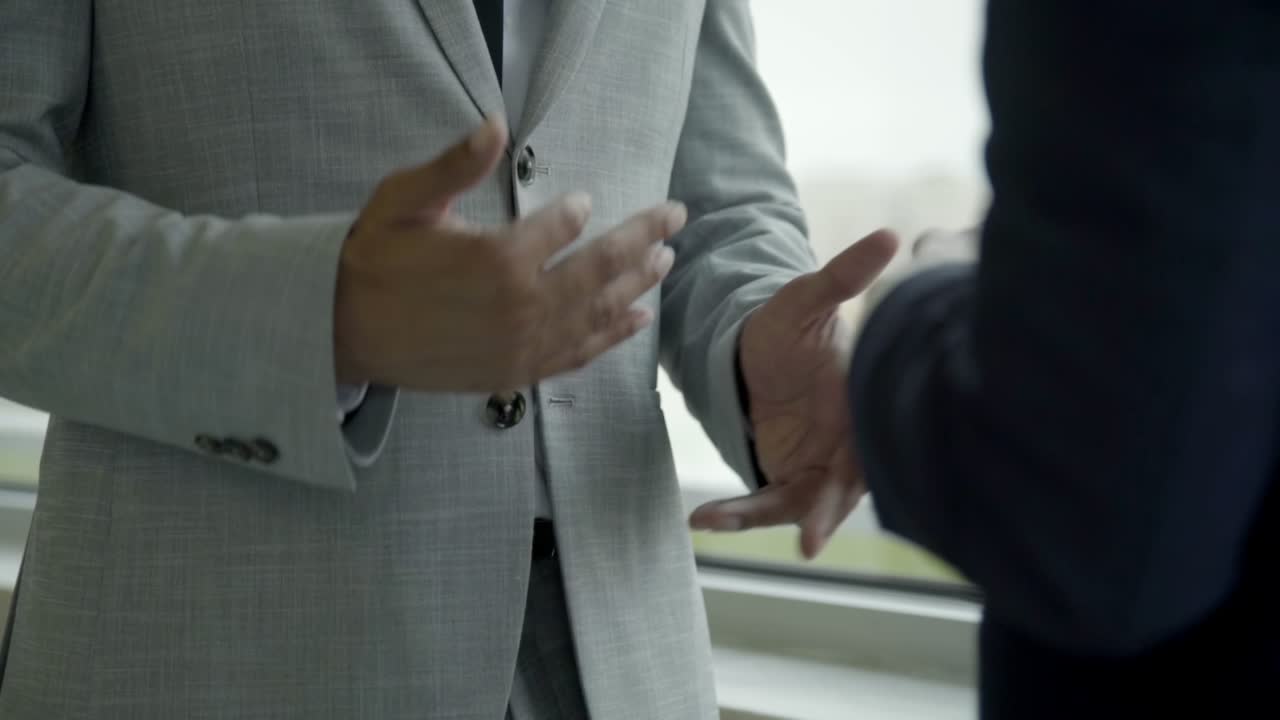 창문 근처 에 서 있는 사람 들 이 몸짓 을 하고 있다